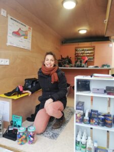 La Cordonnerie de Marie se déplace avec son fourgon sur les marchés.