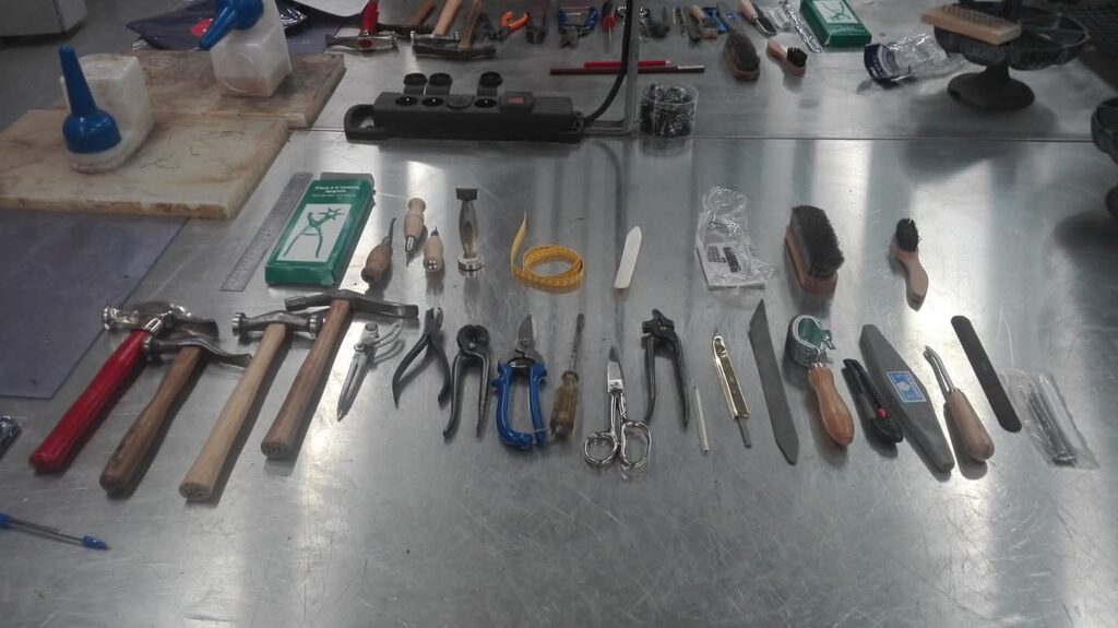 La formation en cordonnerie apprend à manier tous les outils nécessaires pour exercer ce métier artisanal.